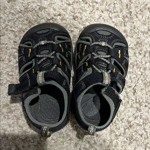 Keen toddler size 5.